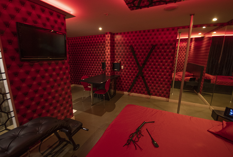 Motel vermelho com vários objetos 