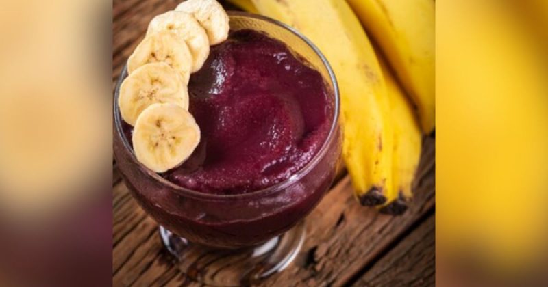 na foto aparece uma tigela de açaí com banana, uma das frutas que combinam com a energia da fruta