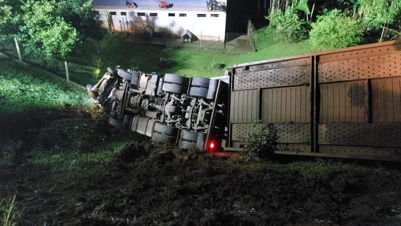 Acidente envolveu ainda um segundo caminh&atilde;o e outros ve&iacute;culos, deixando feridos – Foto: Divulga&ccedil;&atilde;o ND