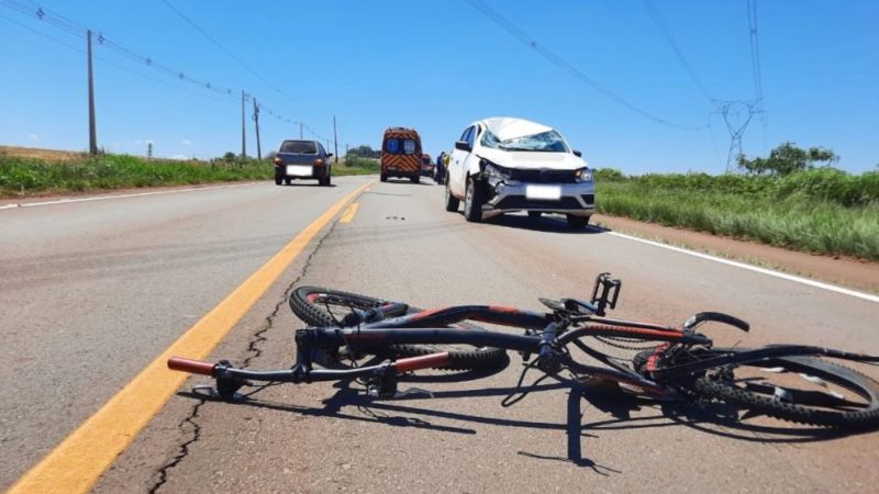 Bicicleta do ciclista destruída no asfalto