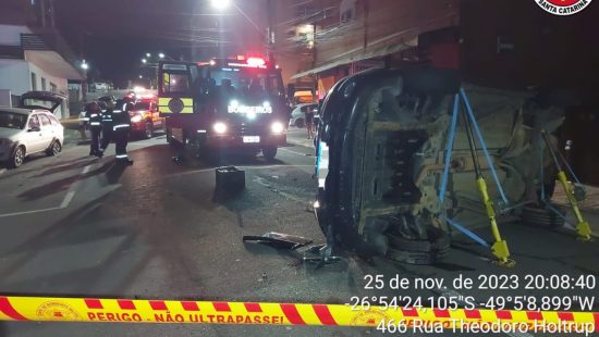 Carro da Argentina sai da pista e bate em barranco na BR-282 em Irani