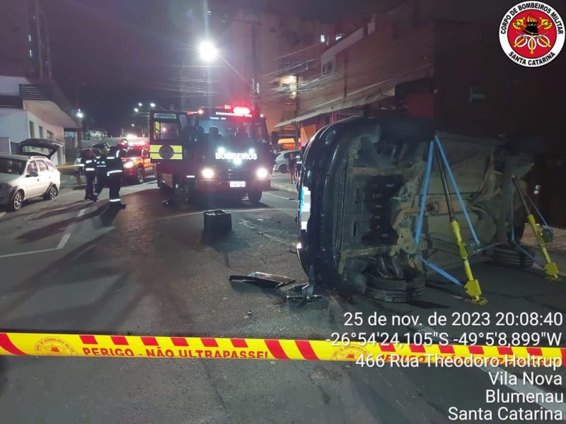 Acidente aconteceu na noite de sábado (25), no bairro Vila Nova; mulher ficou presa dentro após capotar o veículo