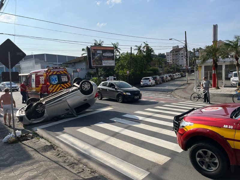 Carro capota em Blumenau após motorista perder controle do veículo