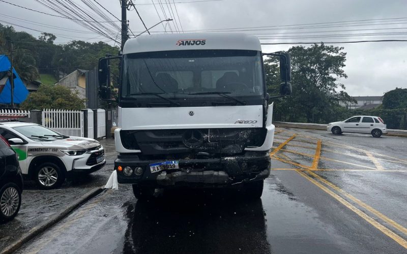 Foto frontal de caminhão envolvido em acidente em Porto Belo, com danos leves