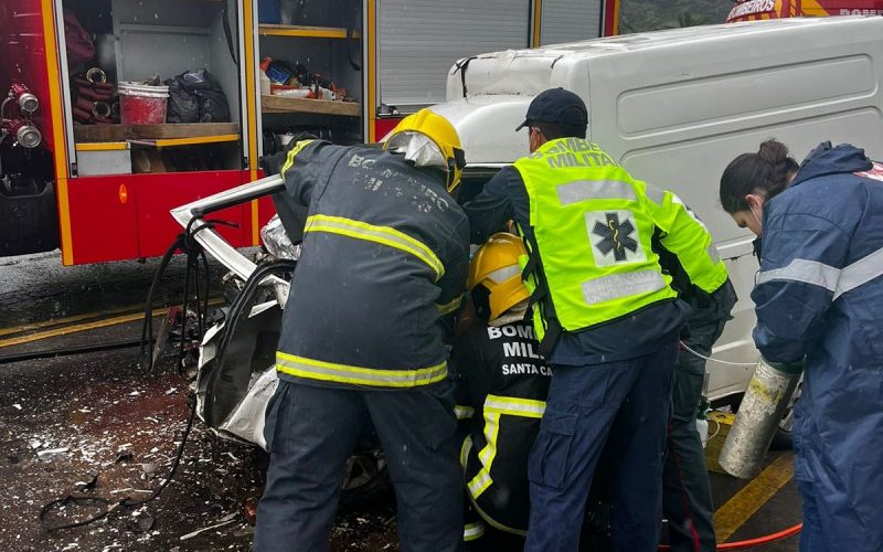 Momento em que equipes de resgate extraem motorista de veículo envolvido em acidente em Porto Belo