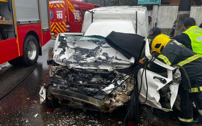 Carro envolvido em acidente em Porto Belo com parte frontal completamente destruída
