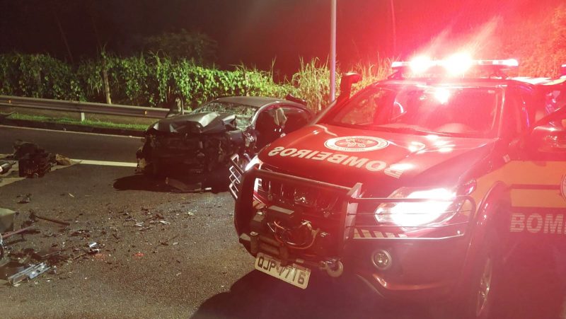 Acidente grave envolvendo dois carros chegou a parar o trânsito de rua movimentada de Blumenau neste feriado (15) - Foto: Corpo de Bombeiros Militar/Divulgação/ND