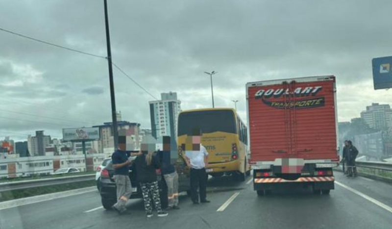 Acidente com ônibus amarelinho complica trânsito de final de tarde chuvoso em Florianópolis