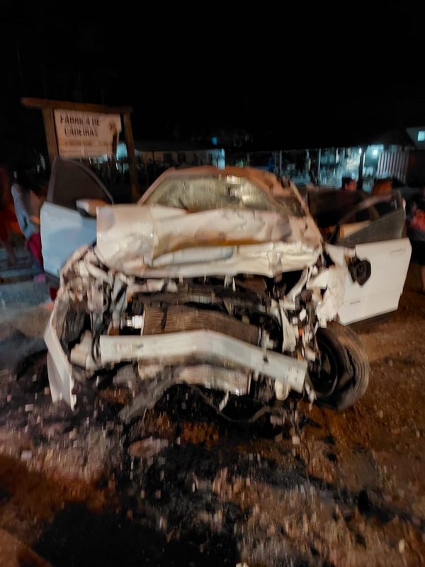 Parte frontal de carro completamente destruído por acidente na SC-414