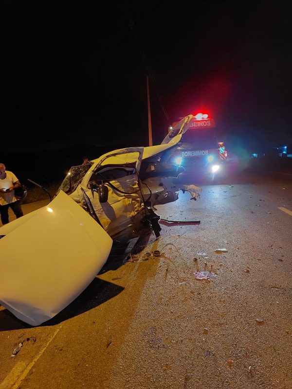 Carro completamente destruído por acidente na SC-414