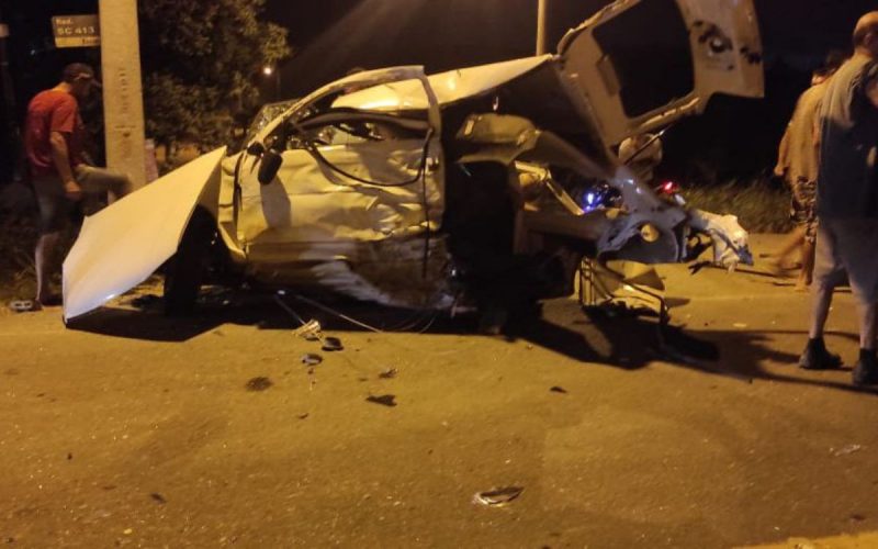 Carro completamente destruído em acidente em Navegantes