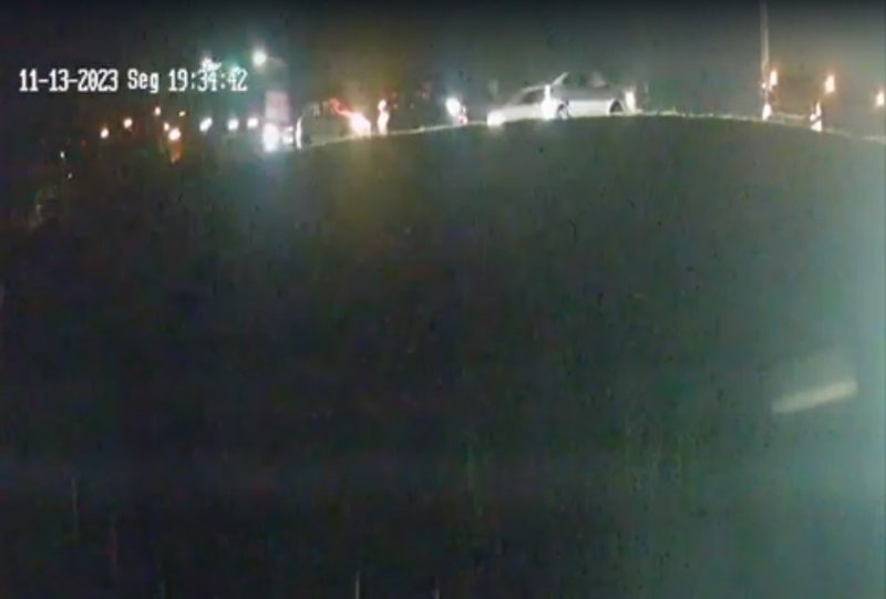 Imagens impressionantes mostram o momento exato de acidente marcado por engavetamento seguido de queda em ribanceira, na BR-470, nesta segunda-feira (13) – Foto: Redes Sociais/Divulga&ccedil;&atilde;o/ND