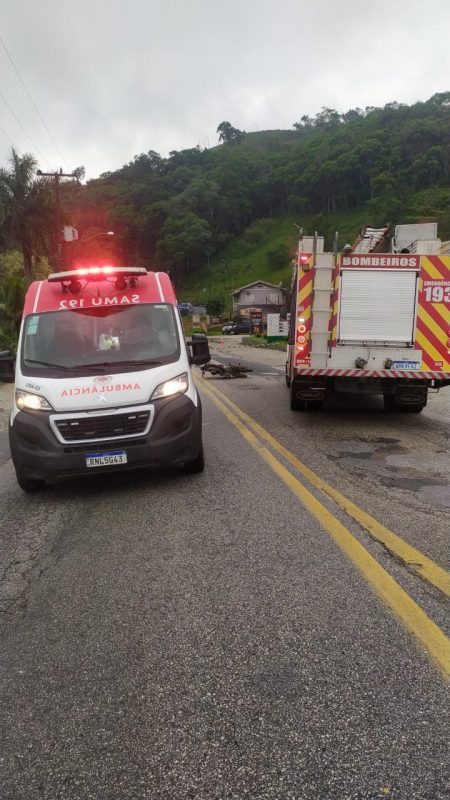 Motos envolvidas no acidente ficaram destru&iacute;das ap&oacute;s o acidente registrado na manh&atilde; desta quarta-feira (15) – Foto: Corpo de Bombeiros Militar/Divulga&ccedil;&atilde;o/ND