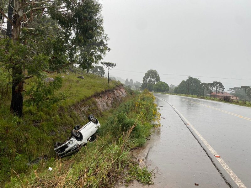 Dois adolescentes de 17 anos capotam carro em São Joaquim