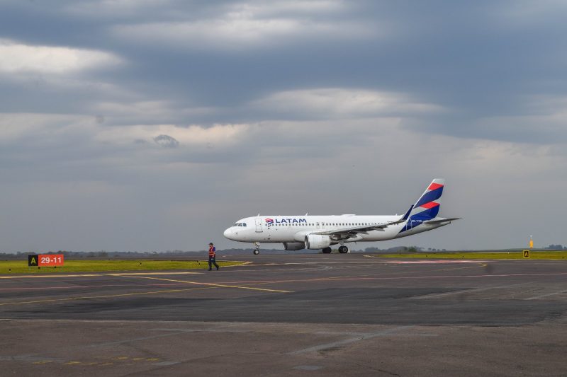 Avião da Latam na pista de decolagem para ilustrar matéria sobre companhias aéreas e o preço das passagens