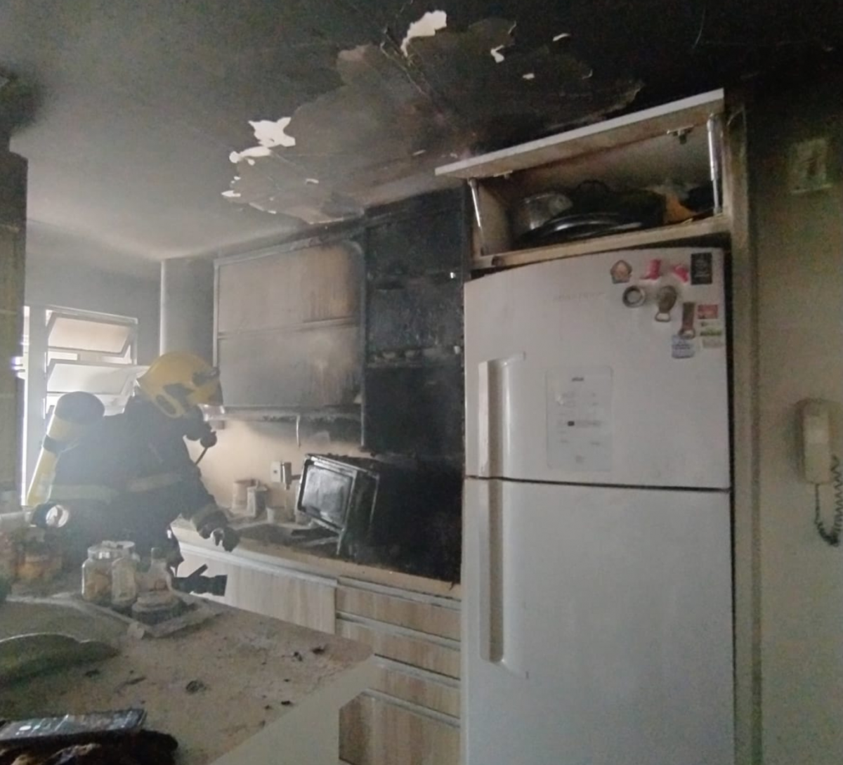 Air fryer explode, causa incêndio e destrói cozinha na Grande Florianópolis