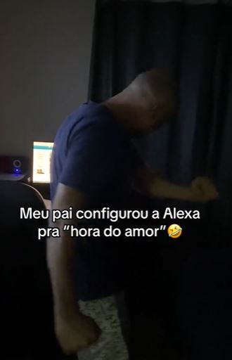 A video of the unusual team was published by the man's daughter on social networks and went viral: “My father set up Alexa for amorous time”