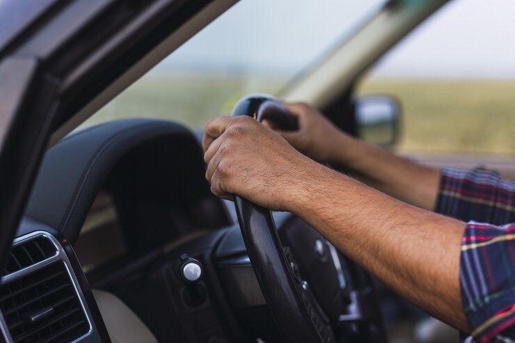 Homem no volante de um carro