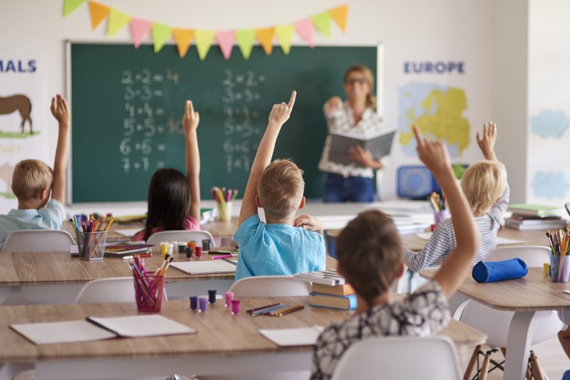 alunos em sala de aula representando período de rematrículas