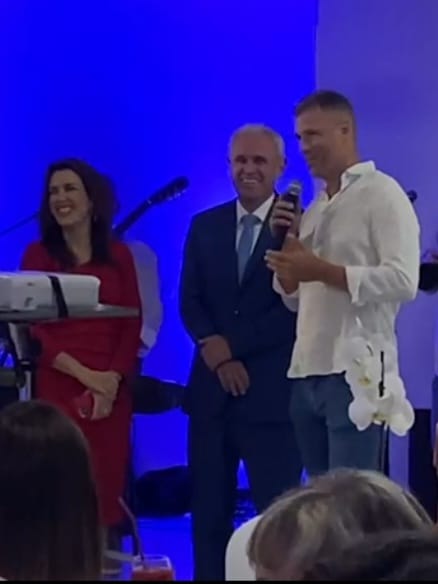 Empres&aacute;rio Ricardo Farias no momento da homenagem ao pai Am&eacute;rico, s&aacute;bado no Mampituba. – Foto: Divulga&ccedil;&atilde;o/ND