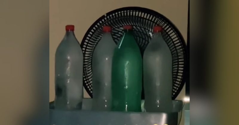 Imagem mostra ventilador com quatro garrafas pet's para ajudar a aliviar o calor