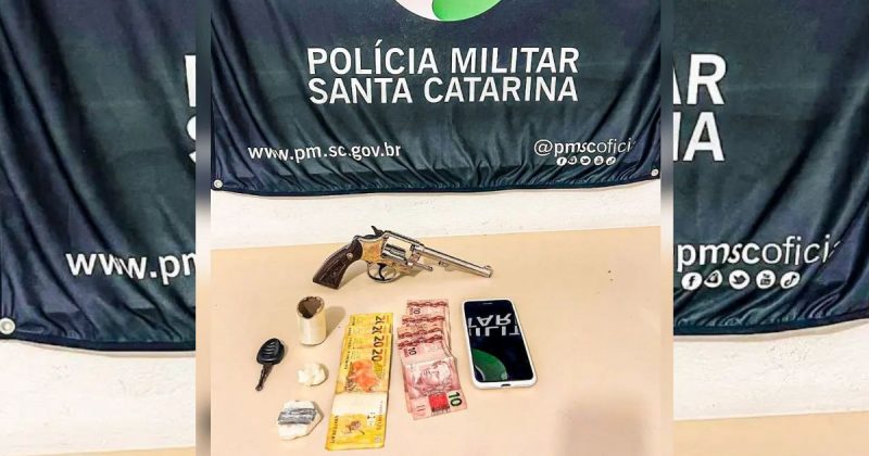 Revólver, dinheiro, drogas e celular que foram apreendidos com o adolescente