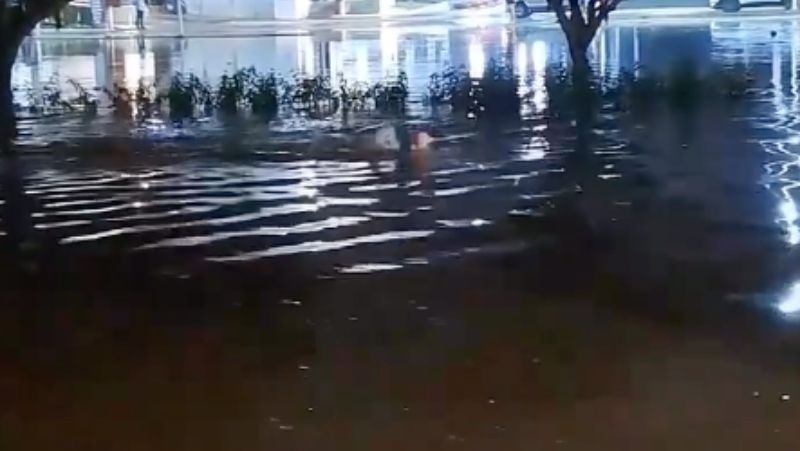 Homem nadou no rio Itajaí-Mirim durante cheias