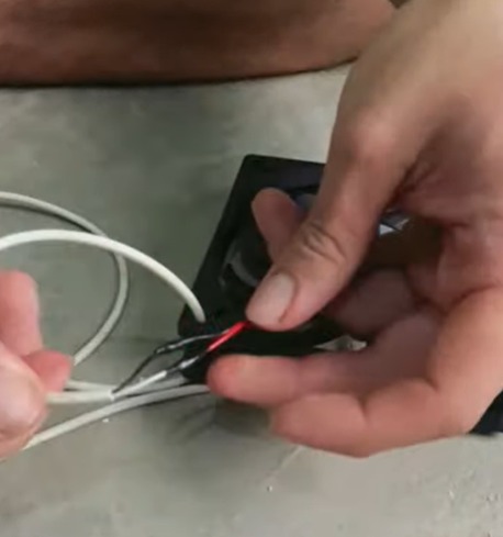 Frame de vídeo que ensina montagem de ar-condicionado caseiro