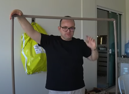 Gastando pouco, você pode ter uma arara feita de cano de PVC - Foto: AyrlonnGabi/Divulgação/ND