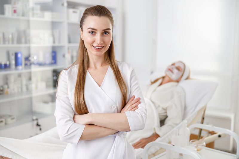 Quando as cl&iacute;nicas est&eacute;ticas continuam desempenhando um papel significativo na promo&ccedil;&atilde;o da autoestima e do bem-estar das pessoas, se preparar para o inesperado &eacute; essencial – Foto: Divulga&ccedil;&atilde;o/Help Emerg&ecirc;ncias M&eacute;dicas e Telemedicina