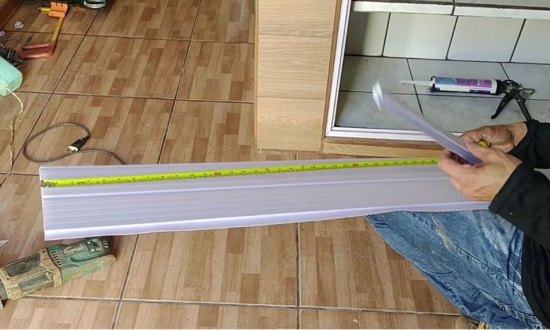 V&iacute;deo mostra o passo a passo de como montar o arm&aacute;rio na cozinha – Foto: Reprodu&ccedil;&atilde;o