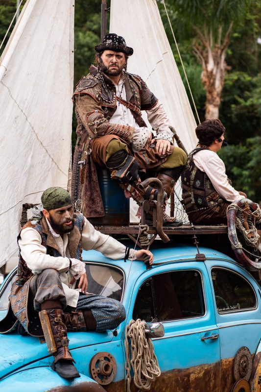 Espet&aacute;culo “As Aventuras do Fusca &agrave; Vela”, da companhia Uueba Produtos Not&aacute;veis (RS), uma das atra&ccedil;&otilde;es do &uacute;ltimo final de semana do FITA – Foto: Divulga&ccedil;&atilde;o