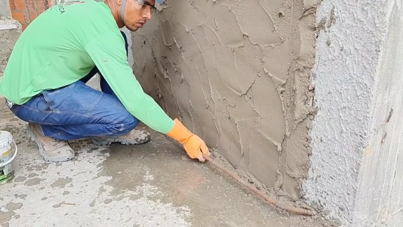 ‘Até leigo consegue’: pedreiro 'da aula' de como rebocar parede com apenas um item