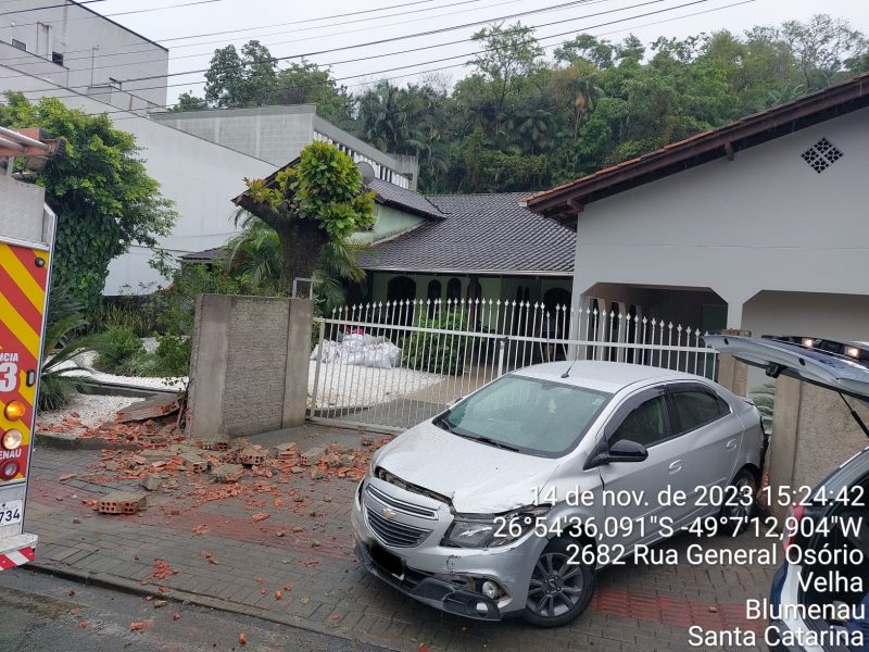 Mulher é atropelada por carro em Blumenau