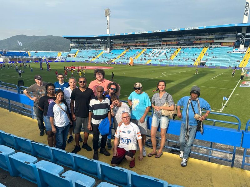 Grupo de torcedores do Avaí no estádio da Ressacada