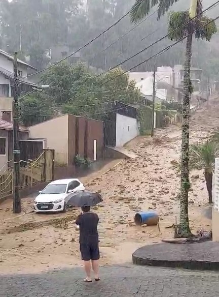 Equipes da Defesa Civil e do Corpo de Bombeiros Militar estão no local do deslizamento de grandes proporções nesta sexta-feira (3) - Redes Sociais/Divulgação/ND