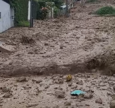 Vídeos mostram dimensão de deslizamento 