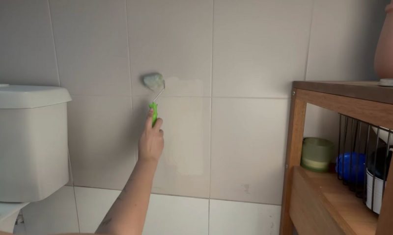 Azulejo pintado por decoradora usando rolo de tinta