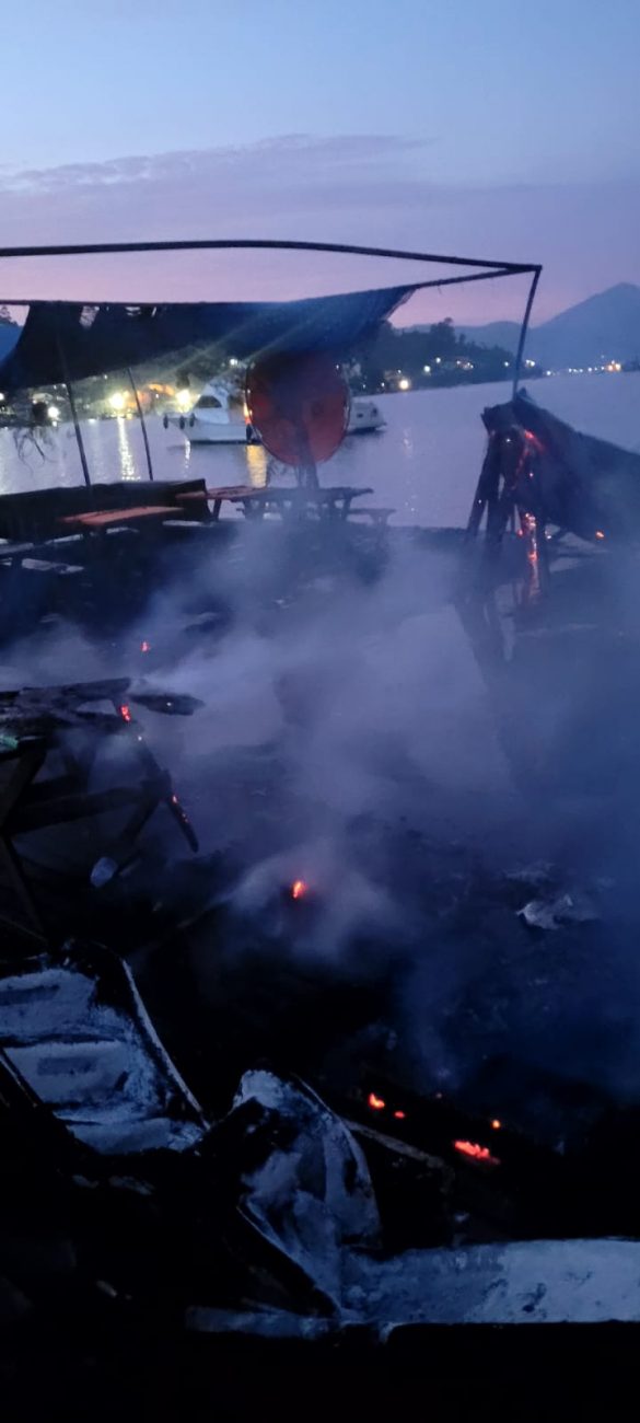 Firefighters used seawater and buckets to extinguish the floating bar fire – Fire Department/Reproduction