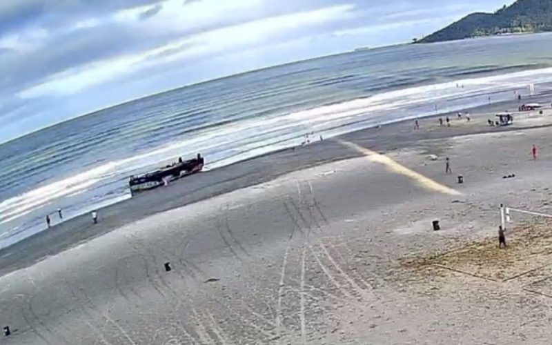 Frame de câmeras de segurança da Praia Central, em Balneário Camboriú, mostrando que barcaça encalhada já chegou à areia