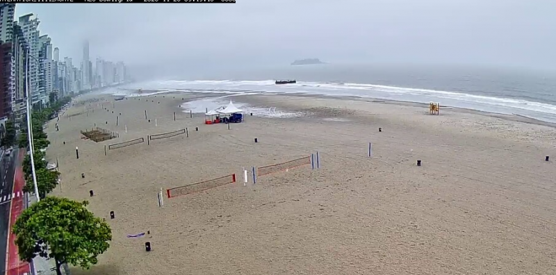 Barcaça gigante é possível ser vista de câmeras de monitoramento 24h da praia Central de Balneário Camboriú