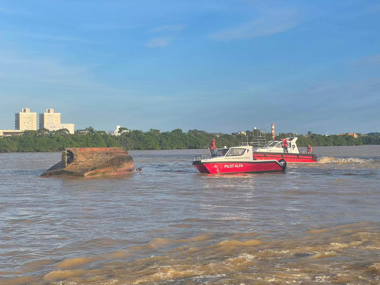 Pilot boats helped in the rescue - Internet/Reproduction/ND