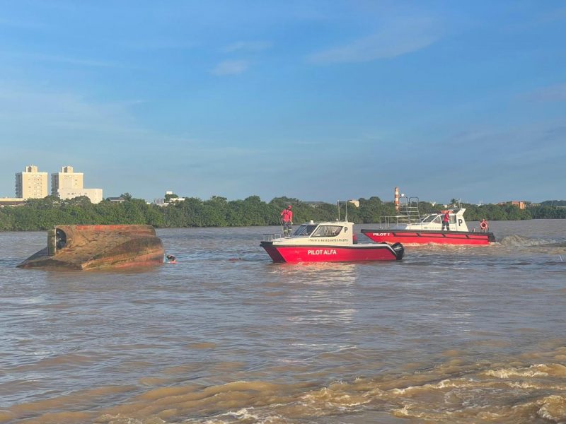 The ship capsized when a dredger passed it - Photo: Internet/Reproduction/ND