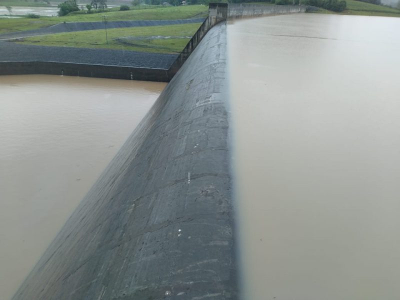 A photo taken this Thursday morning (2) shows the Tayo Dam beginning to leak again.  Photo: Santa Catarina Civil Defense/Disclosure/ND