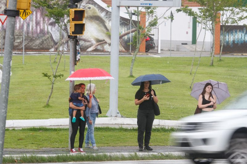 Alessandra da Silva (&agrave; esq.) fica insegura ao atravessar a rua com o filho no colo – Foto: Leo Munhoz/ND