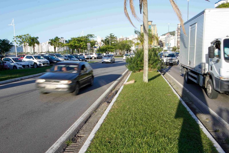 Carros passando na avenida beira-mar norte em florianópolis