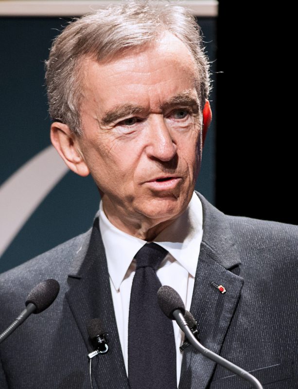 A primeira das 8 pessoas mais ricas é Bernard Arnault, presidente do grupo LVMH, que é dono de marcas como Louis Vuitton, Christian Dior e Sephora