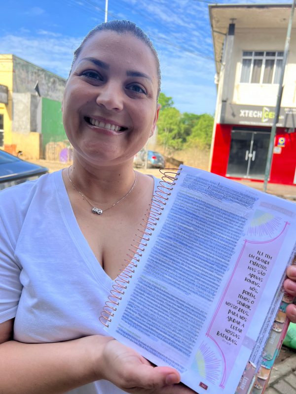 A vendedora Cíntia Andrea da Cunha caminhava pela cidade de Rio do Sul quando encontrou os militares segurando a bíblia 