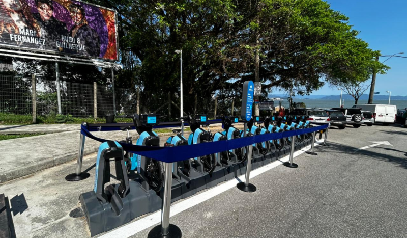 Bicicletas elétricas estacionadas