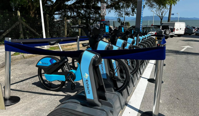 Bicicletas elétricas estacionadas